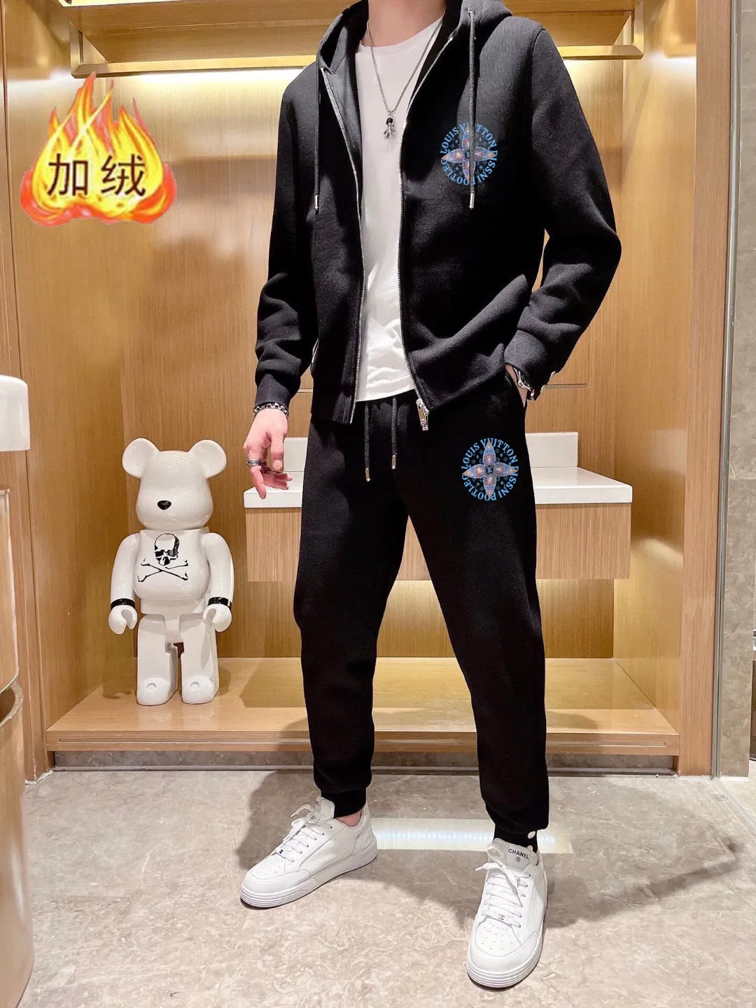 🅿️460 Directly approved brand [LV Louis Vuitton] (velvet and thickened) 2025 autumn and winter new products, celebrities' favorite fashionable casual suits, clean and neat tailoring, full of urban style. Made of high-quality custom fabrics, the inner warmth is excellent, the hand feels soft and dry, and the upper body effect is crisp and stylish. The three-dimensional cutting process and the pattern are all of high standards, and the silhouette version has the right benefits! It is not tight at all, and you feel good when you wear it. So many top-quality raw materials create high-end products with unparalleled value. It is the first choice for high-end fashion people. (Size: M-4XL can wear up to 200 pounds)